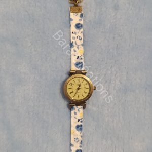 Montre bracelet en tissu blanc fleurs bleus