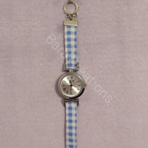 Montre bracelet en tissu rose à carreaux blancs