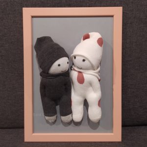 Cadre couple de poupées chaussettes