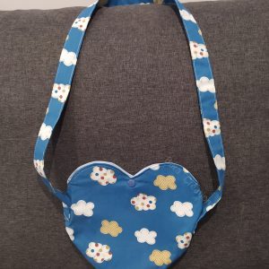 Sac bandoulière forme cœur bleu motifs nuages